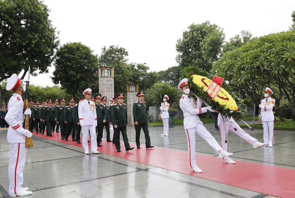 Đoàn đại biểu dự Đại hội Đảng bộ Quân đội lần thứ XI đặt vòng hoa tưởng niệm các Anh hùng Liệt sỹ. (Ảnh: Dương Giang/TTXVN)