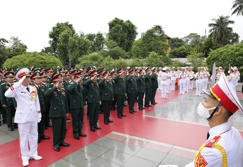 Đoàn đại biểu dự Đại hội Đảng bộ Quân đội lần thứ XI đặt vòng hoa tưởng niệm các Anh hùng Liệt sỹ. (Ảnh: Dương Giang/TTXVN)