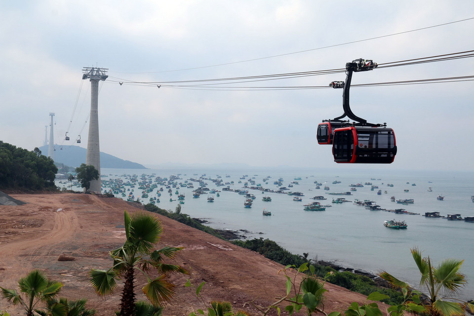 Tuyến cáp này có chiều dài 7.900m, gồm 69 cabin, mỗi cabin có sức chứa 30 khách. (Ảnh: Le Sen/TTXVN)