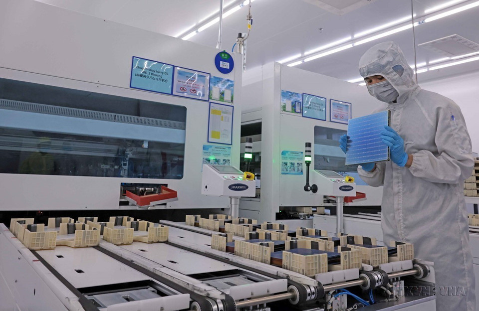 Hoạt động sản xuất tại công ty TNHH Phát triển năng lượng Trina Solar Việt Nam, 100% vốn của Trina Solar - tập đoàn lớn trong lĩnh vực pin năng lượng mặt trời của Trung Quốc ở Khu công nghiệp Yên Bình, thành phố Phổ Yên, tỉnh Thái Nguyên. (Ảnh: Trần Việt/TTXVN)