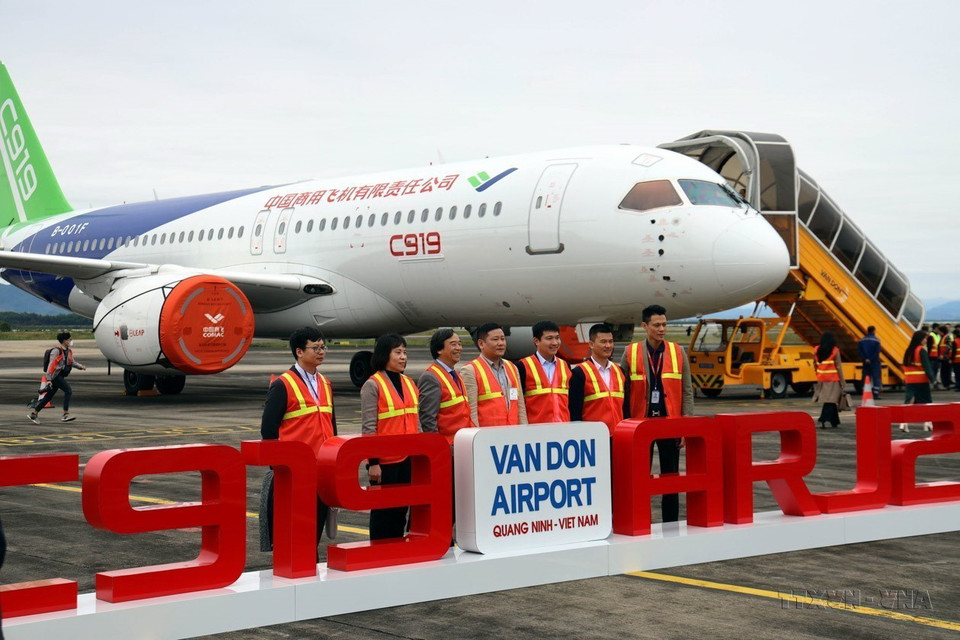 Tập đoàn Máy bay thương mại Trung Quốc (Comac Air) tổ chức triển lãm và trình diễn máy bay thương mại chở khách tại Cảng hàng không quốc tế Vân Đồn, huyện Vân Đồn, tỉnh Quảng Ninh, ngày 27/02/2024. (Ảnh: Đức Hiếu/TTXVN)