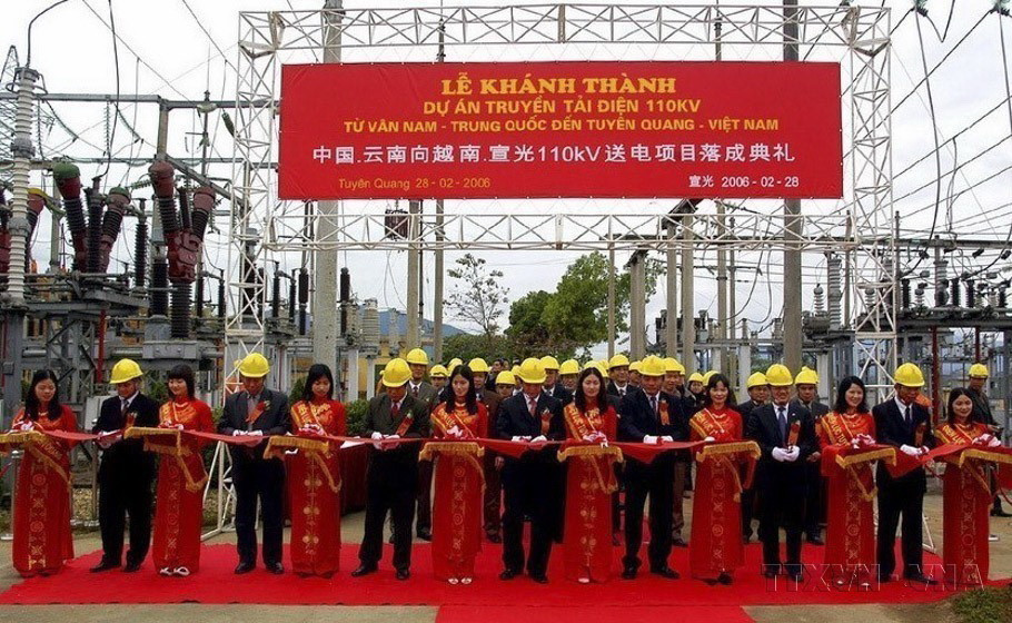 Lễ khánh thành thành dự án truyền tải điện 110KV Vân Nam (Trung Quốc) đến Tuyên Quang (Việt Nam), ngày 28/2/2006. (Ảnh: Hoài Nam/TTXVN)