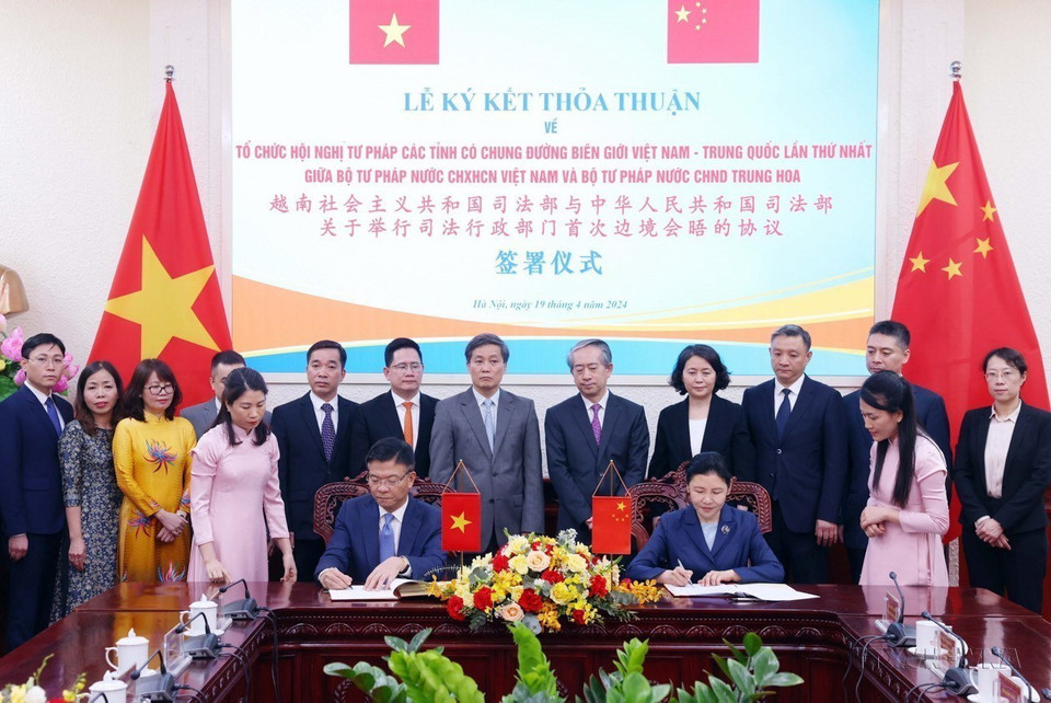 Bộ trưởng Tư pháp Lê Thành Long và Bộ trưởng Tư pháp Trung Quốc Hạ Vinh ký kết thoả thuận hợp tác về Tổ chức Hội nghị Tư pháp các tỉnh có chung đường biên giới Việt Nam-Trung Quốc lần thứ nhất, tại Hà Nội, 19/4/2024. (Ảnh: Phạm Kiên/TTXVN)