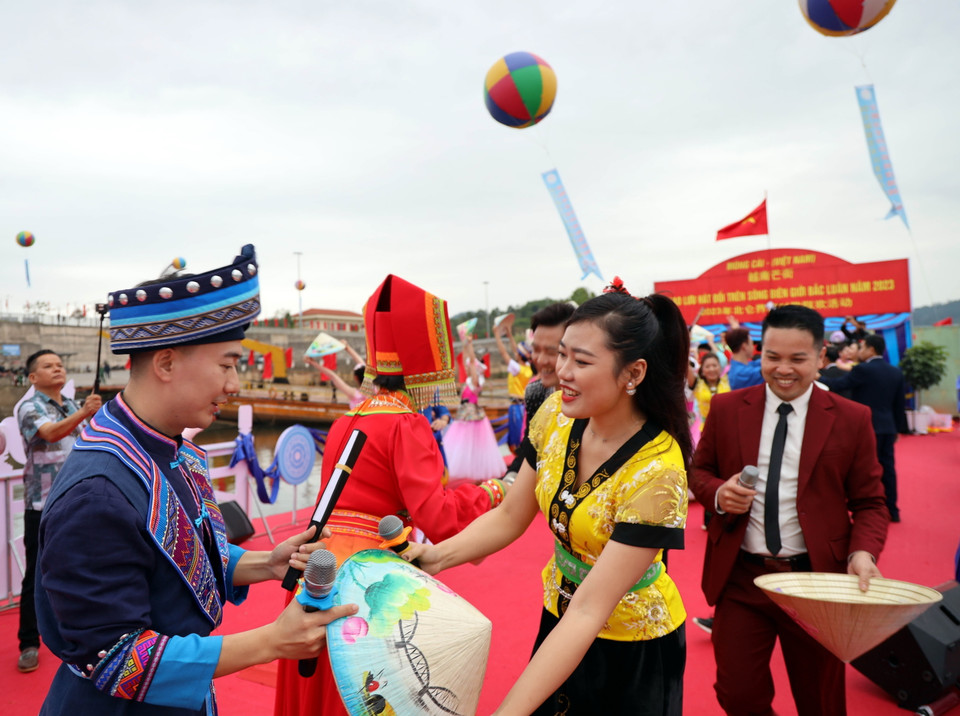Chương trình giao lưu hát đối trên sông biên giới Bắc Luân giữa thanh niên thành phố Móng Cái (Việt Nam) và thành phố Đông Hưng (Trung Quốc) trong khuôn khổ Hội chợ Quốc tế Việt Nam-Trung Quốc lần thứ 15. (Ảnh: Đức Hiếu/TTXVN)