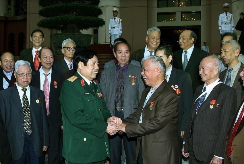 Đại tướng Phùng Quang Thanh, Bộ trưởng Bộ Quốc phòng tiếp đoàn cựu chiến binh và chuyên gia Trung Quốc giúp đỡ Việt Nam trong kháng chiến giành độc lập dân tộc, chiều 14/12/2015, tại Hà Nội. (Ảnh: Nguyễn Dân/TTXVN)