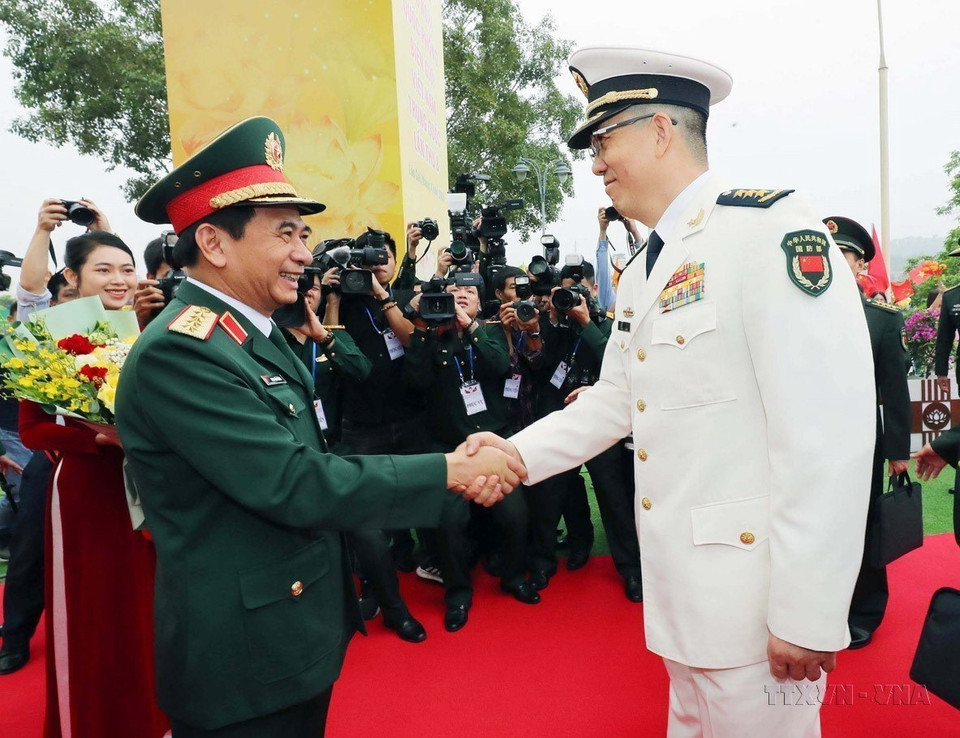 Đại tướng Phan Văn Giang, Bộ trưởng Quốc phòng Việt Nam và Thượng tướng Đổng Quân, Bộ trưởng Quốc phòng Trung Quốc đồng chủ trì Giao lưu Hữu nghị quốc phòng biên giới Việt Nam-Trung Quốc lần thứ 8, sáng 11/4/2024. (Ảnh: Trọng Đức/TTXVN)