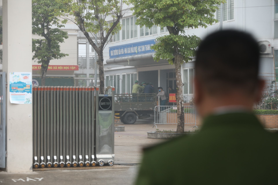 Tăng cường các vật dụng cần thiết cho lực lượng chức năng bên trong khu cách ly. (Ảnh: Minh Quyết/TTXVN)