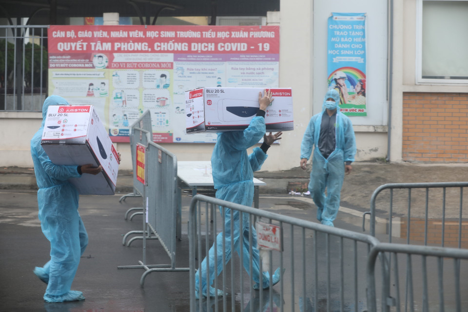 Lắp đặt thêm bình nóng lạnh phục vụ người bên trong khu cách ly. (Ảnh: Minh Quyết/TTXVN)