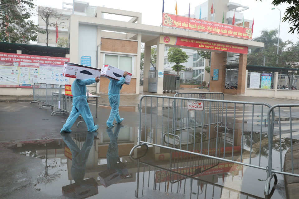 Lắp đặt thêm bình nóng lạnh phục vụ người bên trong khu cách ly. (Ảnh: Minh Quyết/TTXVN)