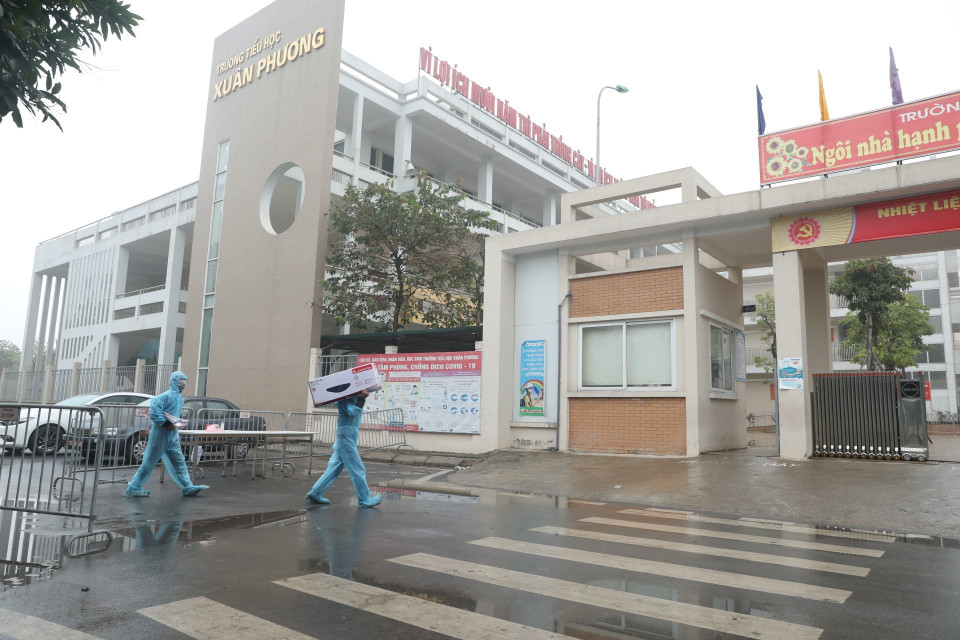 Lắp đặt thêm bình nóng lạnh phục vụ người bên trong khu cách ly. (Ảnh: Minh Quyết/TTXVN)