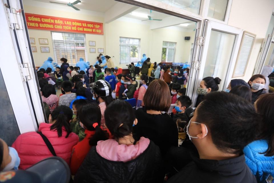 Phụ huynh của các em học sinh trường Tiểu học Xuân Phương đăng ký làm xét nghiệm nhanh COVID-19. (Ảnh: Thành Đạt/TTXVN)