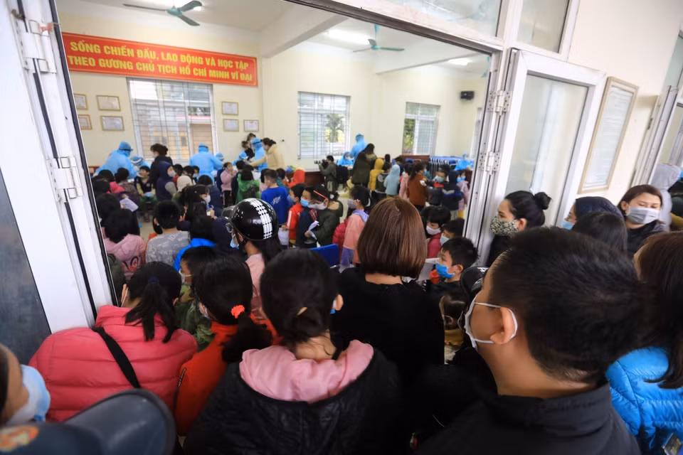 Phụ huynh của các em học sinh trường Tiểu học Xuân Phương đăng ký làm xét nghiệm nhanh COVID-19. (Ảnh: Thành Đạt/TTXVN)