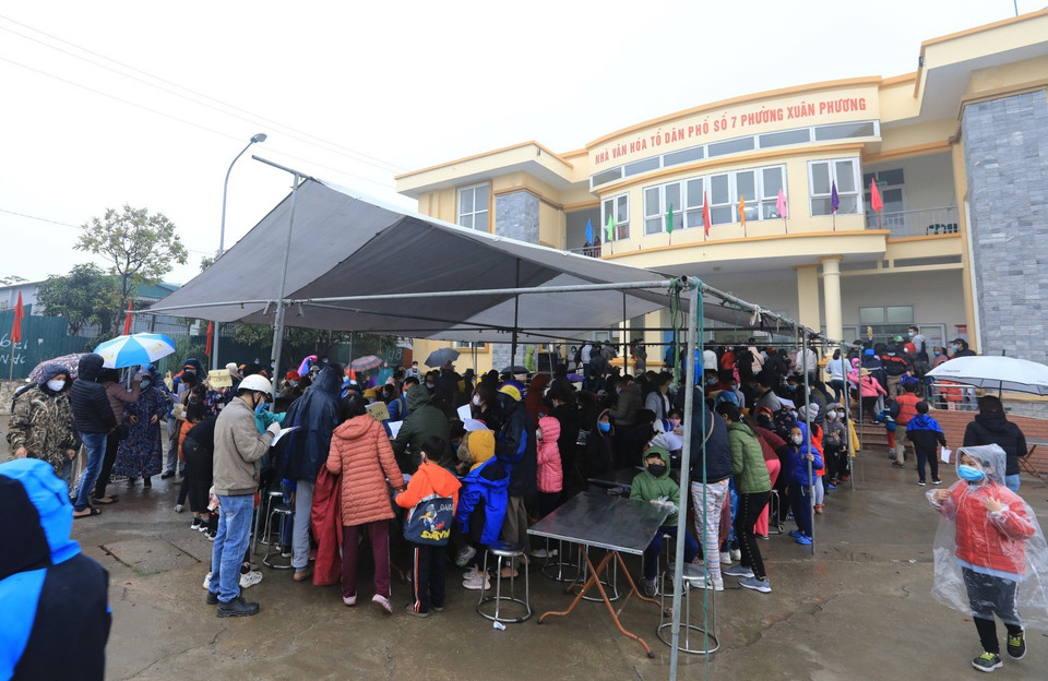 Nhà văn hóa số 7 phường Xuân Phương (quận Nam Từ Liêm) là nơi tập trung làm xét nghiệm RT-PCR cho tất cả các em học sinh trường Tiểu học Xuân Phương. (Ảnh: Thành Đạt/TTXVN)
