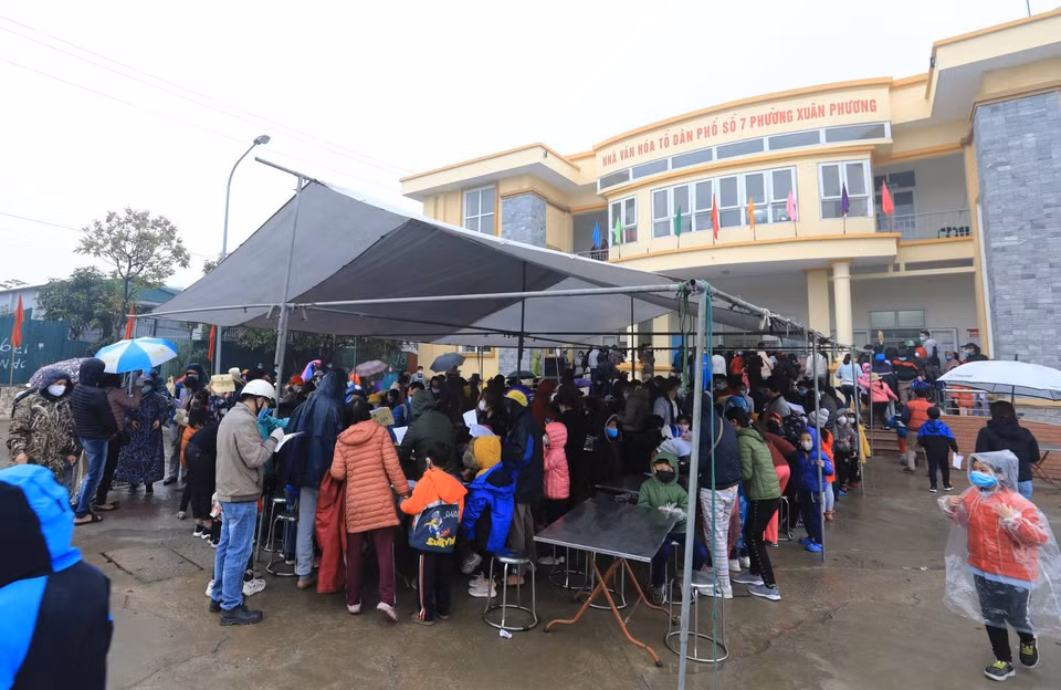 Nhà văn hóa số 7 phường Xuân Phương (quận Nam Từ Liêm) là nơi tập trung làm xét nghiệm RT-PCR cho tất cả các em học sinh trường Tiểu học Xuân Phương. (Ảnh: Thành Đạt/TTXVN)