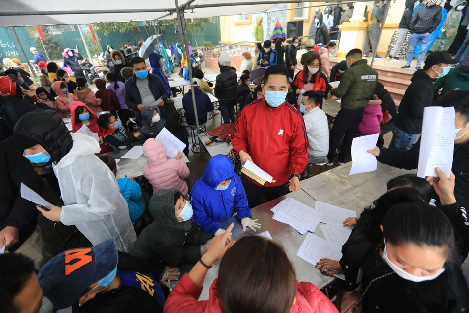 Phụ huynh của các em học sinh trường Tiểu học Xuân Phương đăng ký làm xét nghiệm nhanh COVID-19 tại Nhà văn hóa số 7 phường Xuân Phương (quận Nam Từ Liêm). (Ảnh: Thành Đạt/TTXVN)