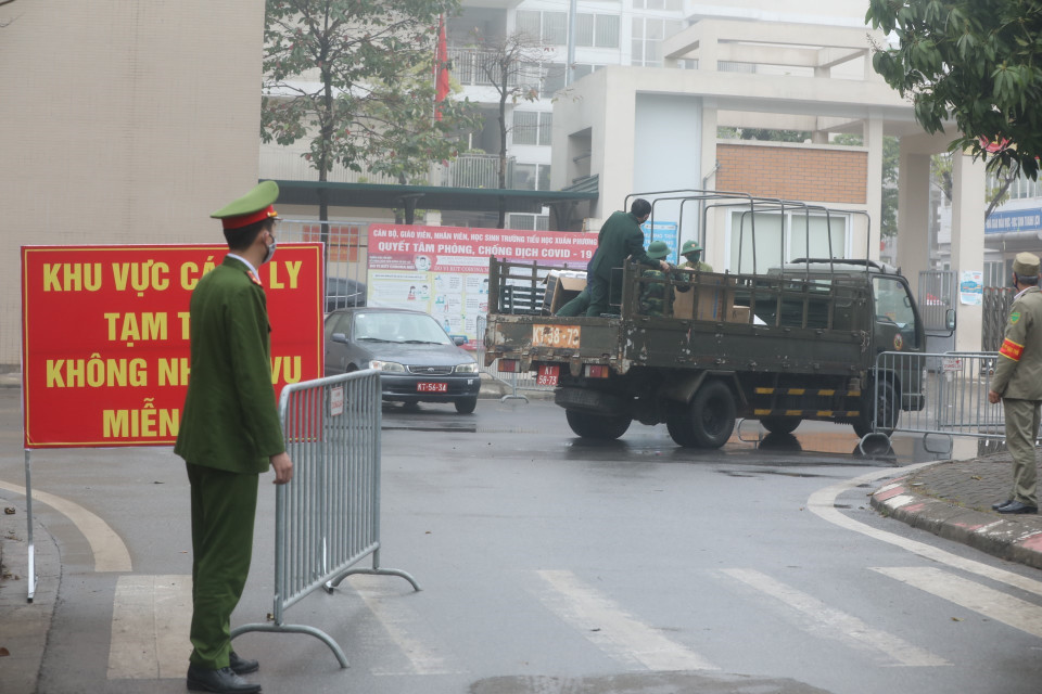 Tăng cường các vật dụng cần thiết cho lực lượng chức năng bên trong khu cách ly. (Ảnh: Minh Quyết/TTXVN)