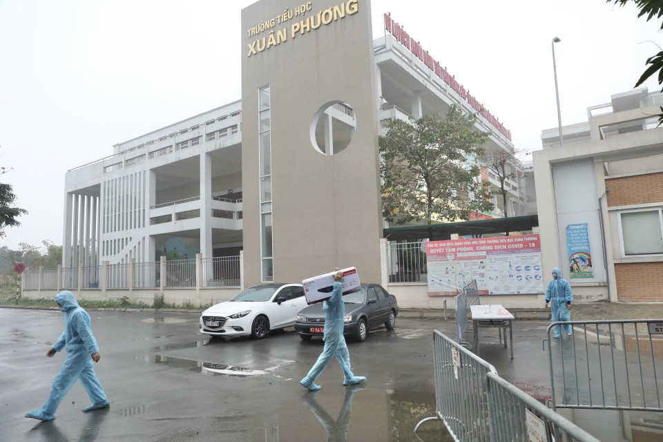 Lắp đặt thêm các vật dụng phục vụ người bên trong khu cách ly. (Ảnh: Minh Quyết/TTXVN)