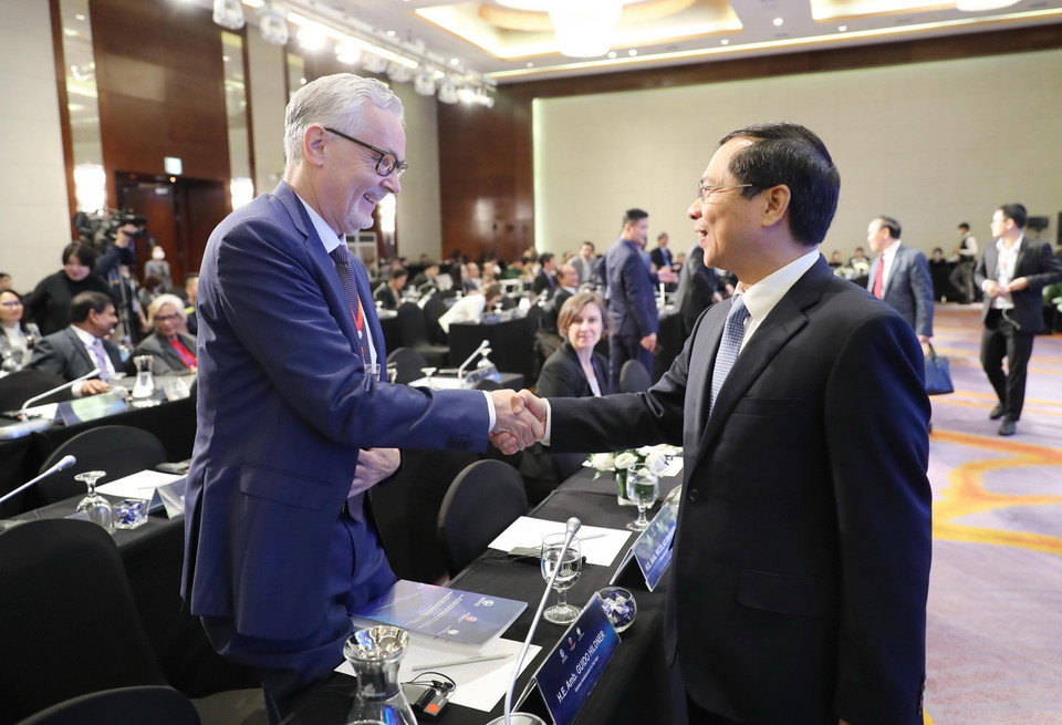 Thứ trưởng Thường trực Bộ Ngoại giao Bùi Thanh Sơn với các đại biểu dự Hội thảo khoa học quốc tế về biển Đông lần thứ 12. (Ảnh: Lâm Khánh/TTXVN)