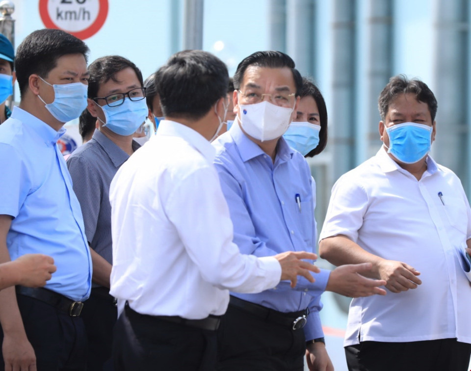  Chủ tịch UBND thành phố Hà Nội Chu Ngọc Anh kiểm tra và chỉ đạo công tác phòng, chống dịch COVID-19 tại Bệnh viện K cơ sở Tân Triều. (Ảnh: Minh Đức/TTXVN)