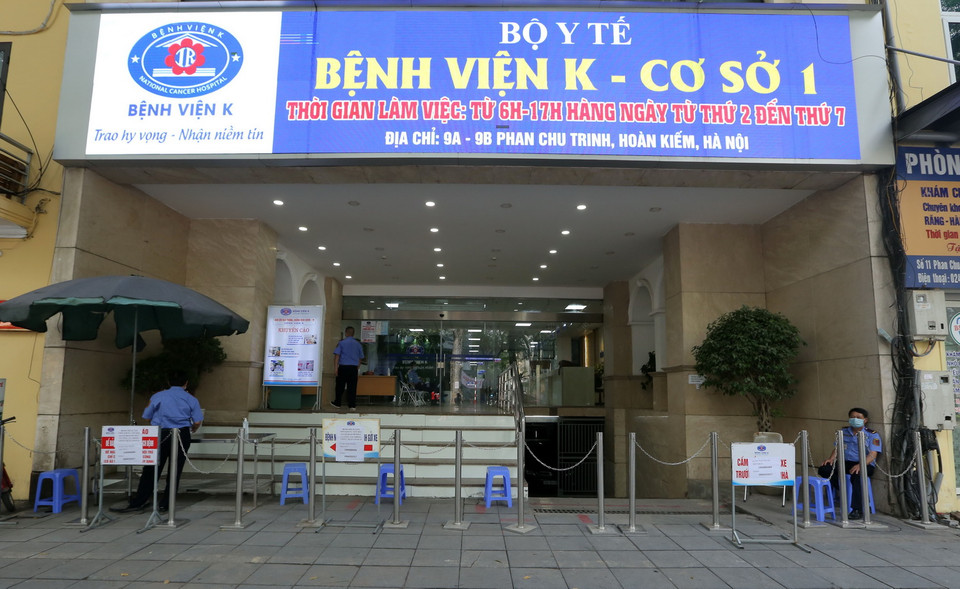 Phong tỏa tạm thời Bệnh viện K - cơ sở 1, số 9 A Phan Chu Chinh, Hoàn Kiếm. (Ảnh: Hoàng Hiếu/TTXVN)