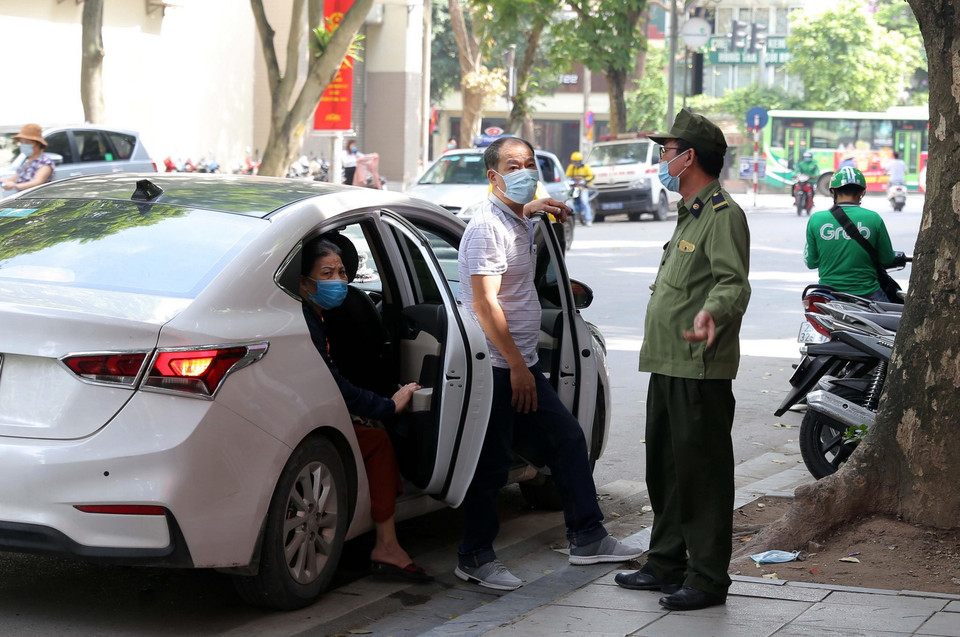  Bệnh nhân và người nhà được nhân viên bệnh viện thông báo phong tỏa tạm thời cơ sở 1 Bệnh viện K số 9A Phan Chu Trinh. (Ảnh: Hoàng Hiếu/TTXVN)