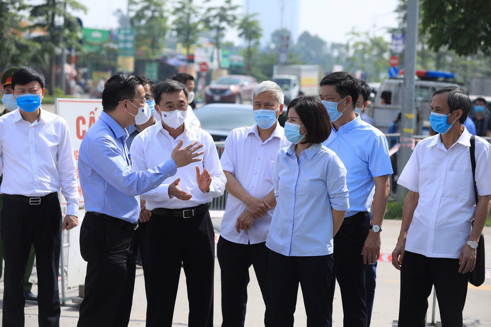 Chủ tịch UBND thành phố Hà Nội Chu Ngọc Anh kiểm tra và chỉ đạo công tác phòng, chống dịch COVID-19 tại Bệnh viện K cơ sở Tân Triều. (Ảnh: Minh Đức/TTXVN)