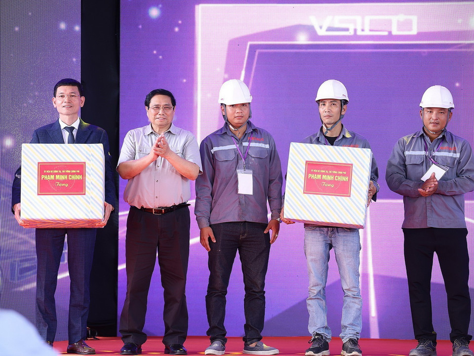 Thủ tướng Phạm Minh Chính tặng quà cho các đơn vị thi công dự án Bến số 4 và Bến số 5 cảng Chân Mây. (Ảnh: Dương Giang/TTXVN)