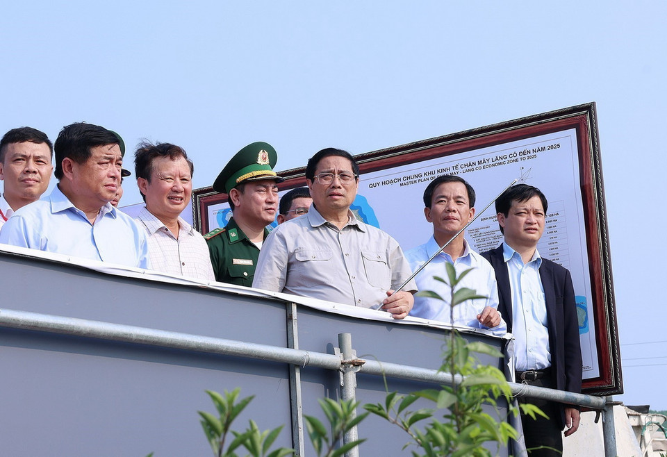 Thủ tướng Phạm Minh Chính và các đại biểu thăm khu vực xây dựng Bến số 4 và Bến số 5 cảng Chân Mây Lăng Cô. (Ảnh: Dương Giang/TTXVN)