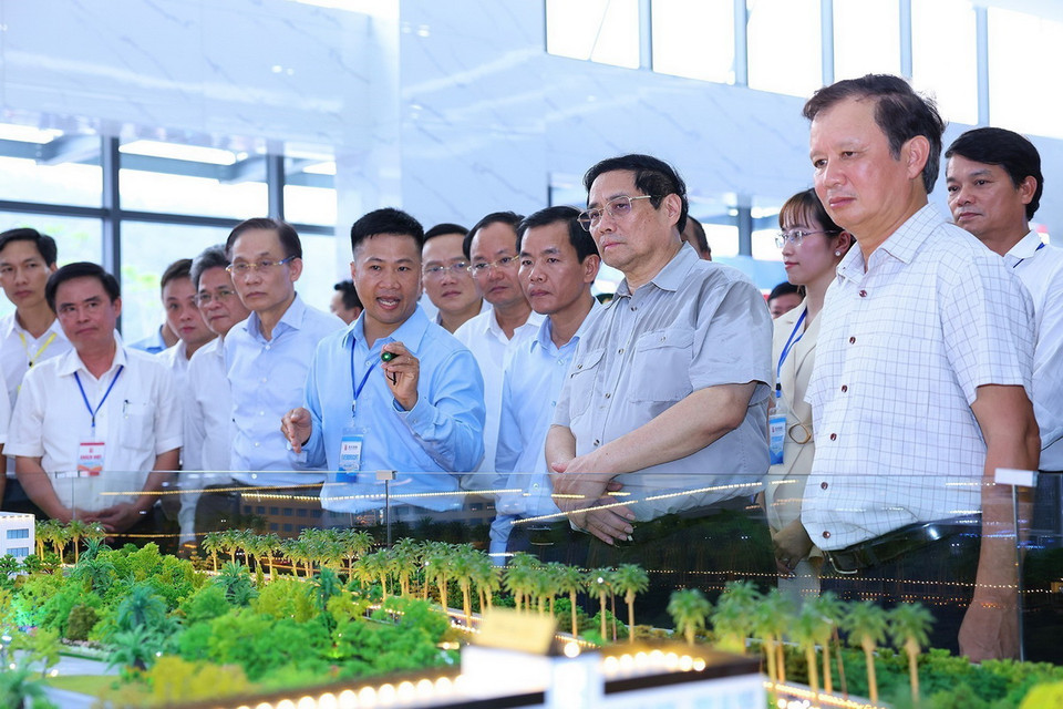 Thủ tướng Phạm Minh Chính xem tổng quan Nhà máy điện rác Phú Sơn (thị xã Hương Thủy). (Ảnh: Dương Giang/TTXVN)