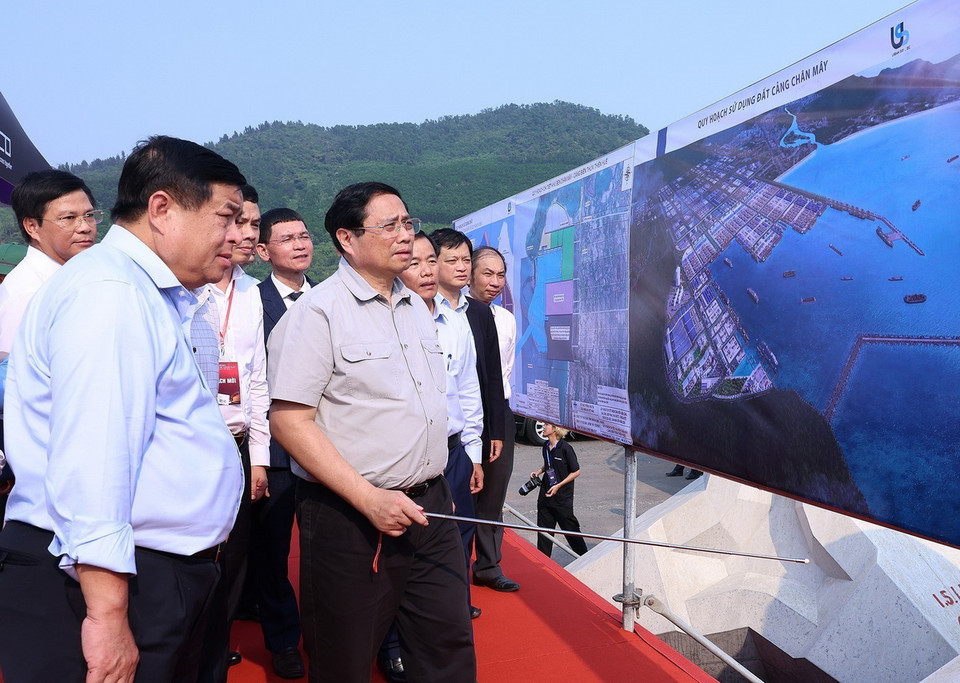 Thủ tướng Phạm Minh Chính xem quy hoạch cảng Chân Mây Lăng Cô. (Ảnh: Dương Giang/TTXVN)
