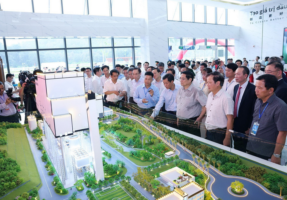 Thủ tướng Phạm Minh Chính xem tổng quan Nhà máy điện rác Phú Sơn (thị xã Hương Thủy). (Ảnh: Dương Giang/TTXVN)