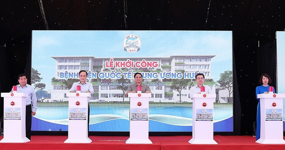 Thủ tướng Phạm Minh Chính và các đại biểu khởi công xây dựng Bệnh viện Quốc tế Trung ương Huế 2. (Ảnh: Dương Giang/TTXVN)