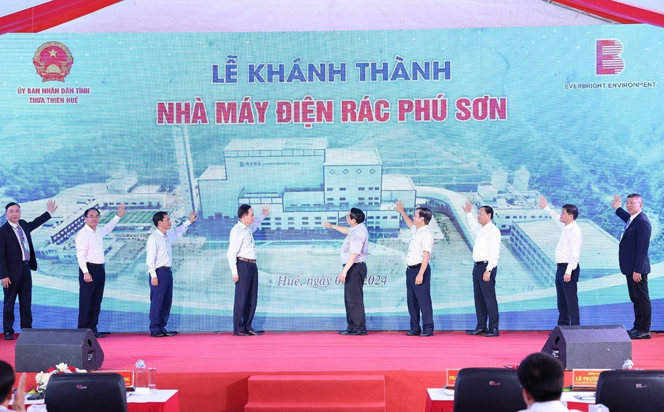 Thủ tướng Phạm Minh Chính và các đại biểu khánh thành Nhà máy điện rác Phú Sơn (thị xã Hương Thủy). (Ảnh: Dương Giang/TTXVN)