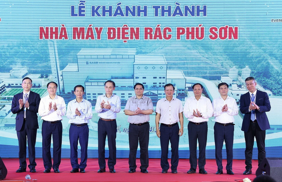Thủ tướng Phạm Minh Chính và các đại biểu khánh thành Nhà máy điện rác Phú Sơn (thị xã Hương Thủy). (Ảnh: Dương Giang/TTXVN)