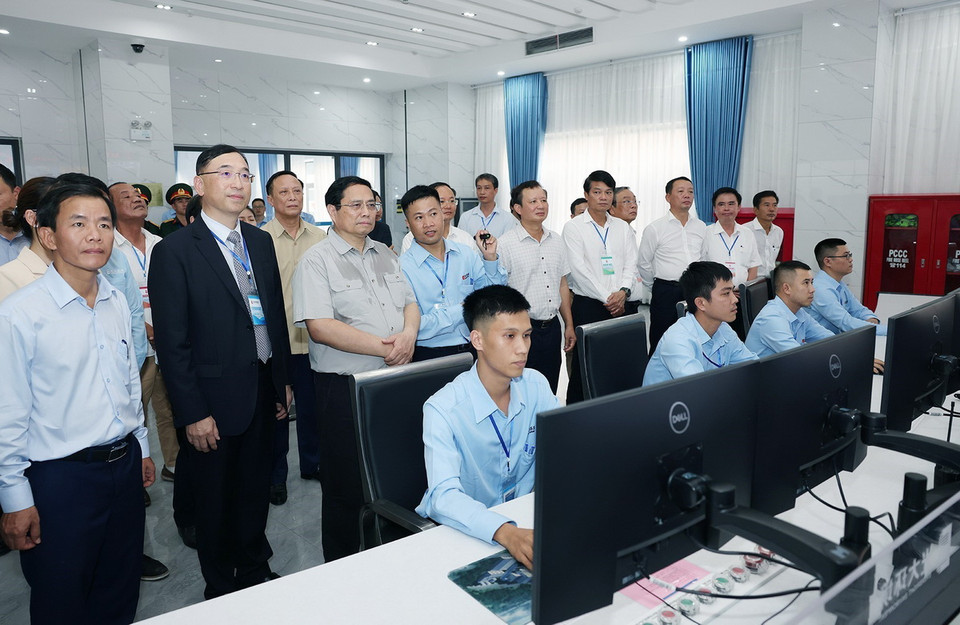 Thủ tướng Phạm Minh Chính xem quy trình hoạt động của Nhà máy điện rác Phú Sơn (thị xã Hương Thủy). (Ảnh: Dương Giang/TTXVN)