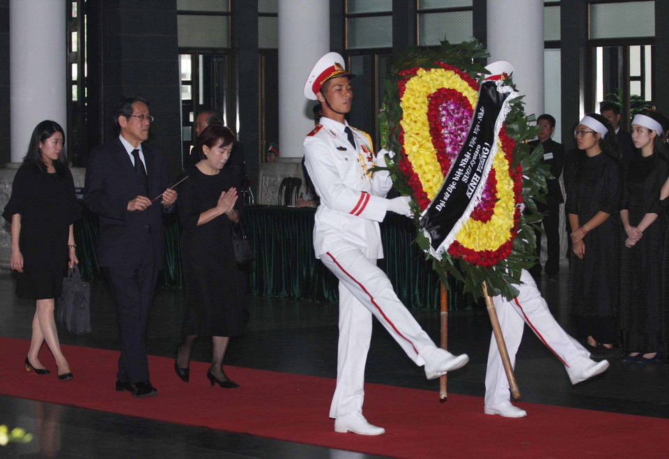 Đoàn Đại sứ quán Nhật Bản tại Việt Nam do ông Umeda Kunio, Đại sứ Nhật Bản tại Việt Nam dẫn đầu viếng nguyên Tổng Bí thư Đỗ Mười. (Ảnh: Văn Điệp/TTXVN)