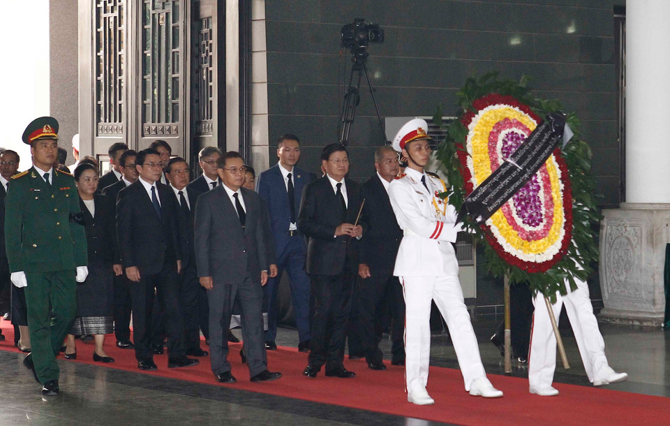 Đoàn Chính phủ CHDCND Lào, do Thủ tướng Lào Thongloun Sisoulith dẫn đầu, đến viếng, chia buồn và ghi sổ tang nguyên Tổng Bí thư Đỗ Mười. (Ảnh: TTXVN)
