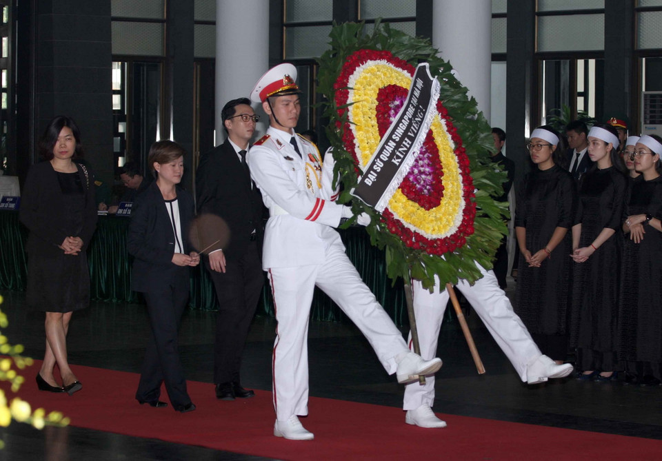 Đoàn Đại sứ quán Singapore do Đại sứ Singapore tại Việt Nam Catherine Wong Siow Ping dẫn đầu viếng nguyên Tổng Bí thư Đỗ Mười. (Ảnh: Văn Điệp/TTXVN)