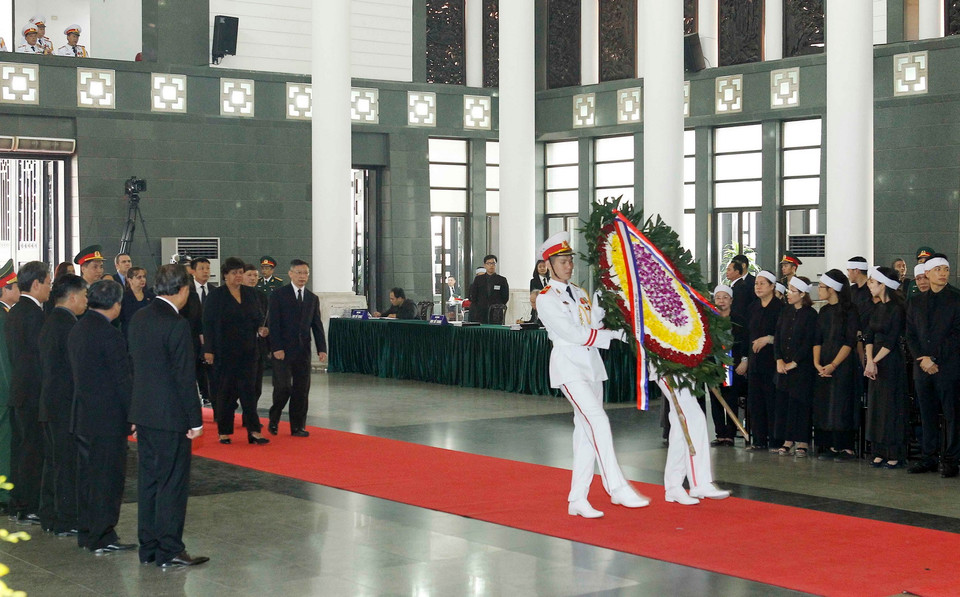 Đoàn Cuba do bà Olga lidia Tapia Iglesia, Bí thư Trung ương Đảng, Trưởng Ban Khoa học, Giáo dục và Thể thao Trung ương Đảng Cộng sản Cuba dẫn đầu, viếng nguyên Tổng Bí thư Đỗ Mười. (Ảnh: TTXVN)
