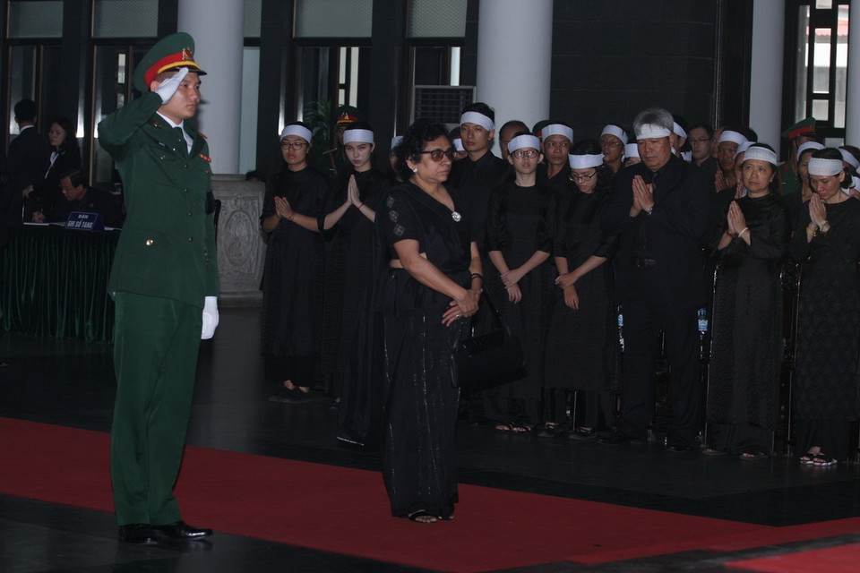 Đoàn Đại sứ quán Sri Lanka tại Việt Nam do Đại sứ Sri Lanka tại Việt Nam Saranya Hasathi Urgodawatt Dissanayke dẫn đầu viếng nguyên Tổng Bí thư Đỗ Mười. (Ảnh: Nguyễn Dân/TTXVN)