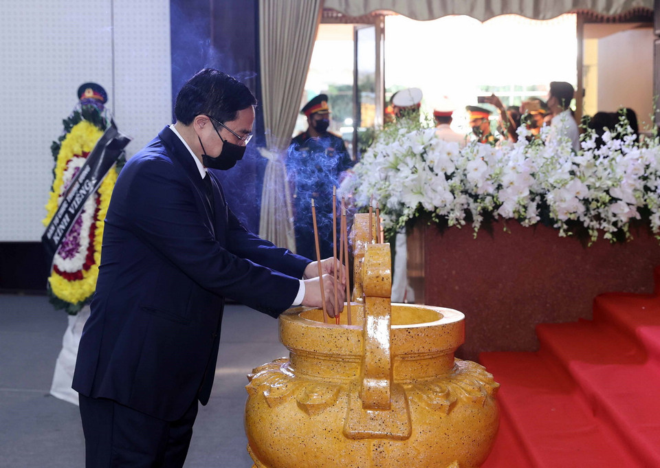 Đoàn đại biểu Ban Tổ chức Trung ương do Ủy viên Bộ Chính trị, Trưởng Ban Tổ chức Trung ương Phạm Minh Chính dẫn đầu viếng nguyên Phó Thủ tướng Trương Vĩnh Trọng. (Ảnh: Thống Nhất/TTXVN)