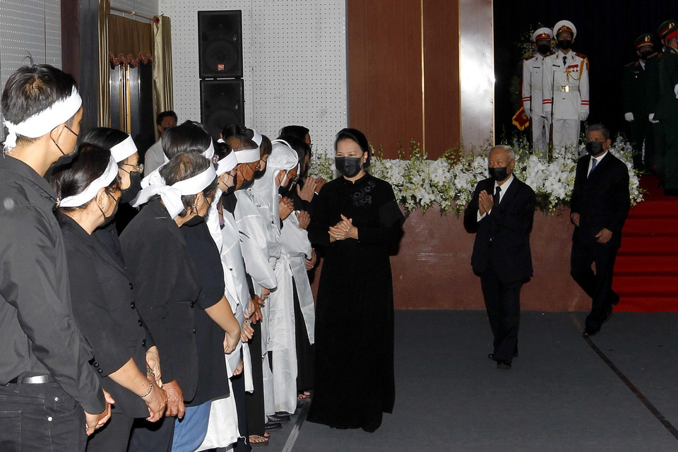 Chủ tịch Quốc hội Nguyễn Thị Kim Ngân chia buồn cùng gia quyến nguyên Phó Thủ tướng Trương Vĩnh Trọng. (Ảnh: Thanh Vũ/TTXVN)