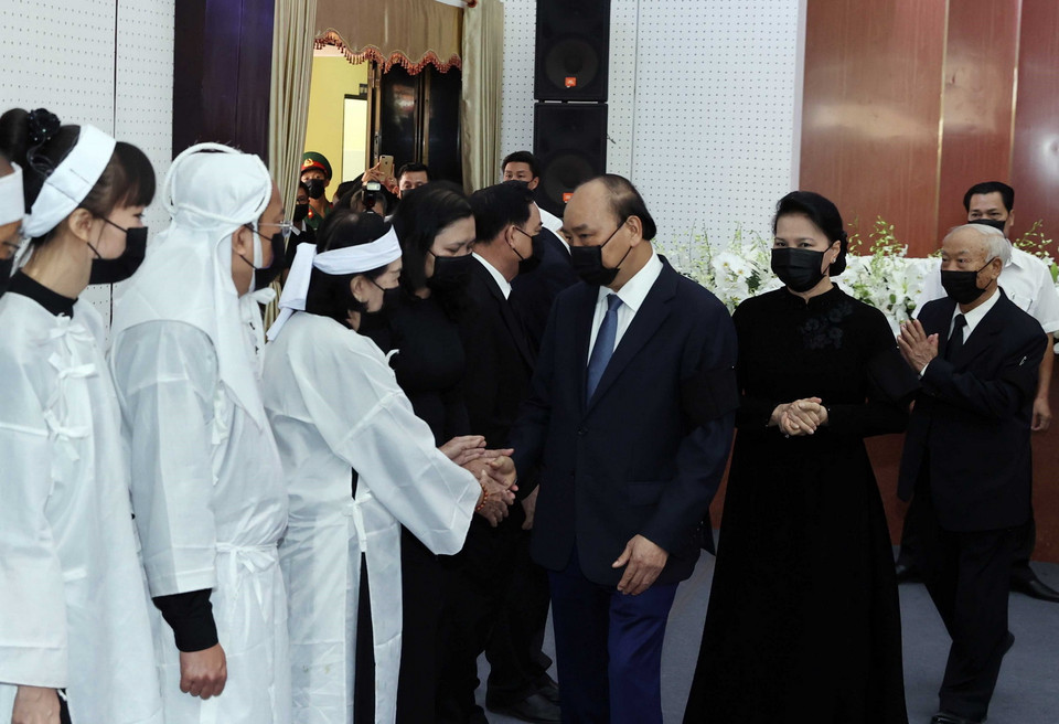 Đoàn đại biểu Ban Chấp hành Trung ương Đảng Cộng sản Việt Nam do Ủy viên Bộ Chính trị Ban chấp hành Trung ương Đảng Cộng sản Việt Nam khóa XIII, Thủ tướng Chính phủ Nguyễn Xuân Phúc dẫn đầu viếng nguyên Phó Thủ tướng Trương Vĩnh Trọng. (Ảnh: Thống Nhất/TTXVN)