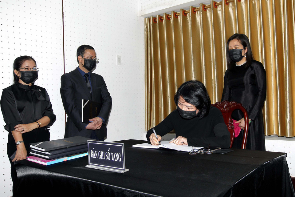 Phó Chủ tịch nước Đặng Thị Ngọc Thịnh ghi sổ tang viếng nguyên Phó Thủ tướng Trương Vĩnh Trọng. (Ảnh: Thanh Vũ/TTXVN)