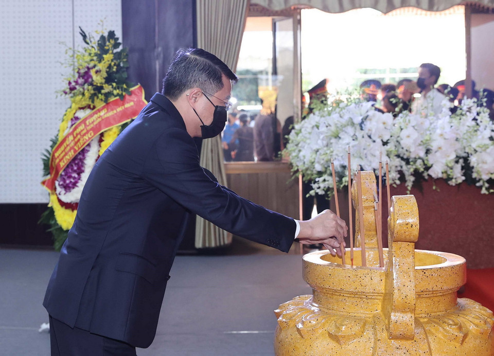 Bí thư Trung ương Đảng, Chánh Văn phòng Trung ương Đảng Lê Minh Hưng viếng nguyên Phó Thủ tướng Trương Vĩnh Trọng. (Ảnh: Thống Nhất/TTXVN)