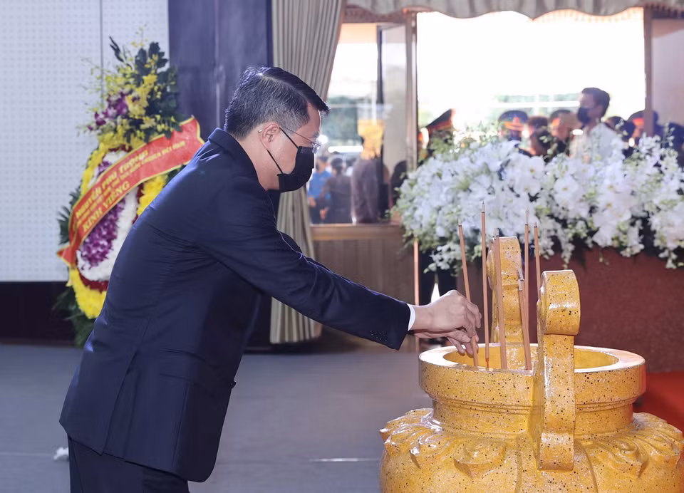 Bí thư Trung ương Đảng, Chánh Văn phòng Trung ương Đảng Lê Minh Hưng viếng nguyên Phó Thủ tướng Trương Vĩnh Trọng. (Ảnh: Thống Nhất/TTXVN)