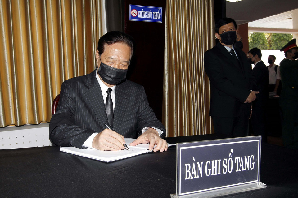 Nguyên Thủ tướng Chính phủ Nguyễn Tấn Dũng ghi sổ tang viếng nguyên Phó Thủ tướng Trương Vĩnh Trọng. (Ảnh: Thanh Vũ/TTXVN)