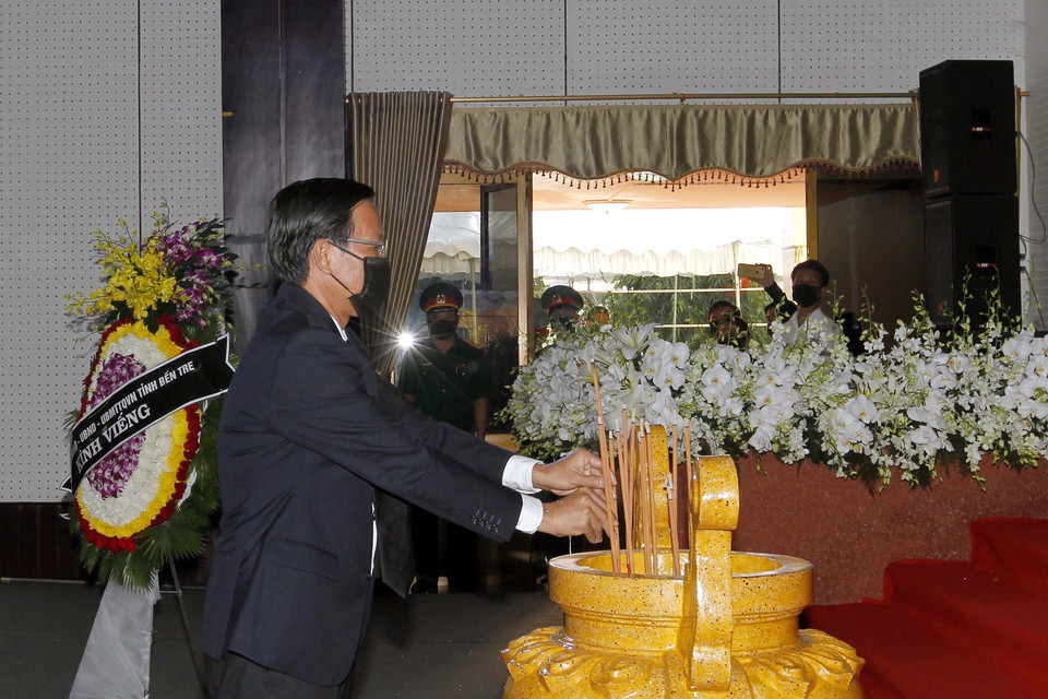 Ủy viên Trung ương Đảng, Bí thư Tỉnh ủy tỉnh Bến Tre Phan Văn Mãi dâng hương, viếng nguyên Phó Thủ tướng Trương Vĩnh Trọng. (Ảnh: Thanh Vũ/TTXVN)
