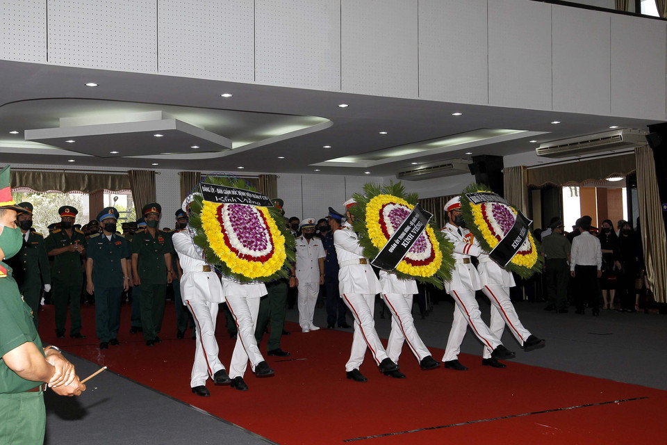 Đoàn đại biểu Bộ Quốc Phòng do Thượng tướng Võ Minh Lương, Thứ trưởng Bộ Quốc phòng, dẫn đầu viếng nguyên Phó Thủ tướng Trương Vĩnh Trọng. (Ảnh: Thanh Vũ/TTXVN)