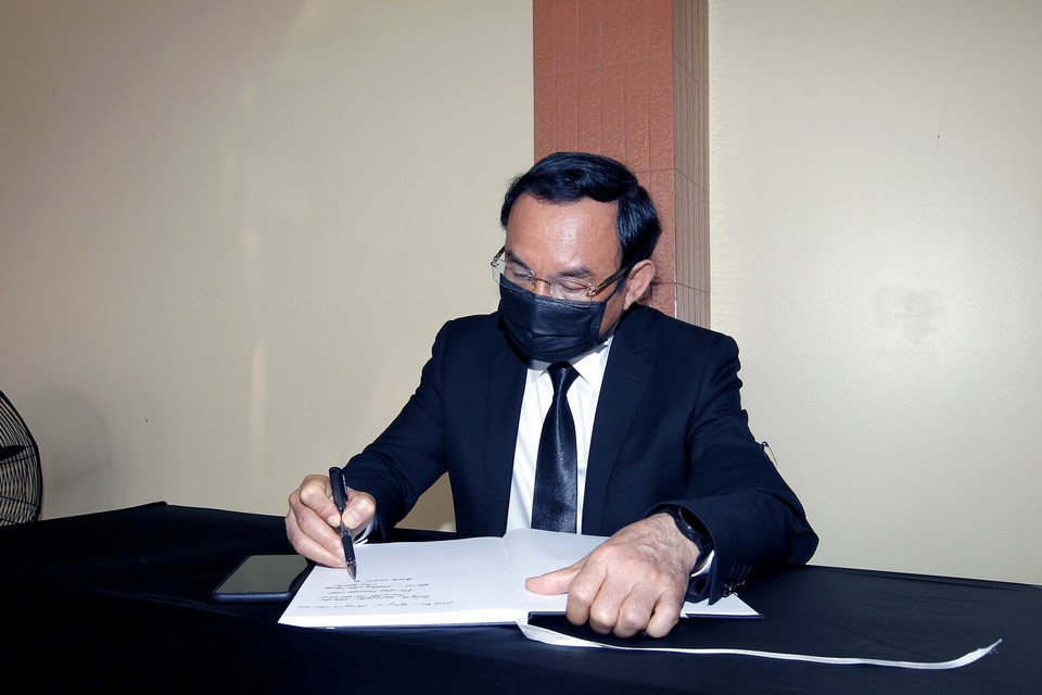 Ủy viên Bộ Chính trị, Bí thư Thành ủy Thành phố Hồ Chí Minh ghi sổ tang viếng nguyên Phó Thủ tướng Trương Vĩnh Trọng. (Ảnh: Thanh Vũ/TTXVN)